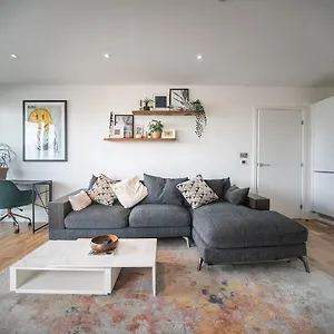 Stunning Riverside View Apartment, Near Canary Wharf & O2 Apartment